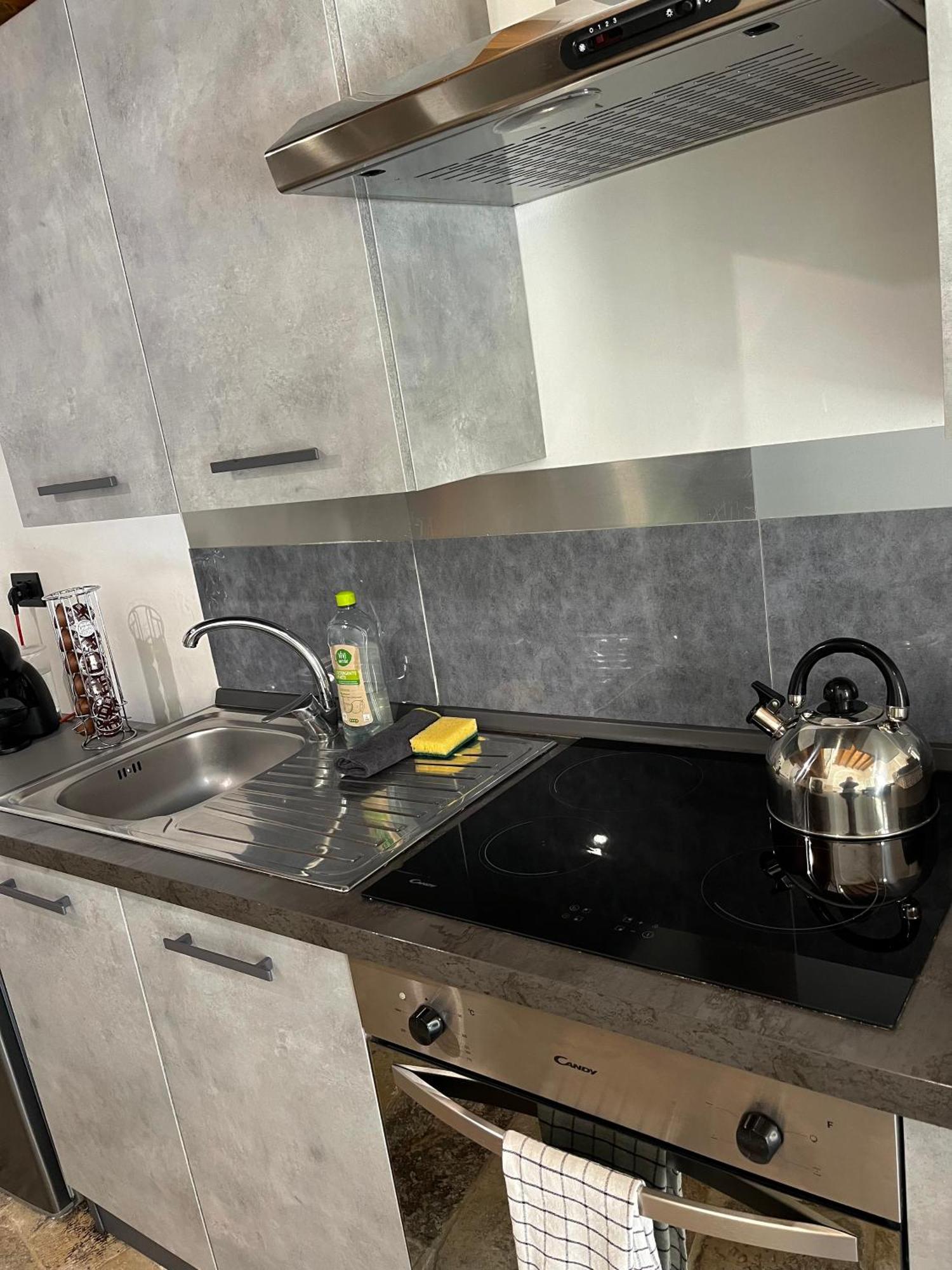 Ground Stone Apartment Bari Luaran gambar